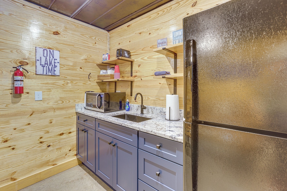 3 Mi to Water: Logan Martin Lake Cabin Getaway