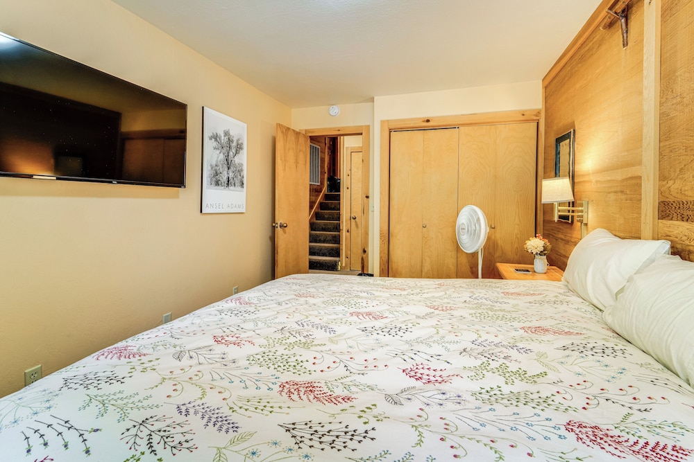 8 Mi to North Tahoe Beach: Truckee Resort Condo