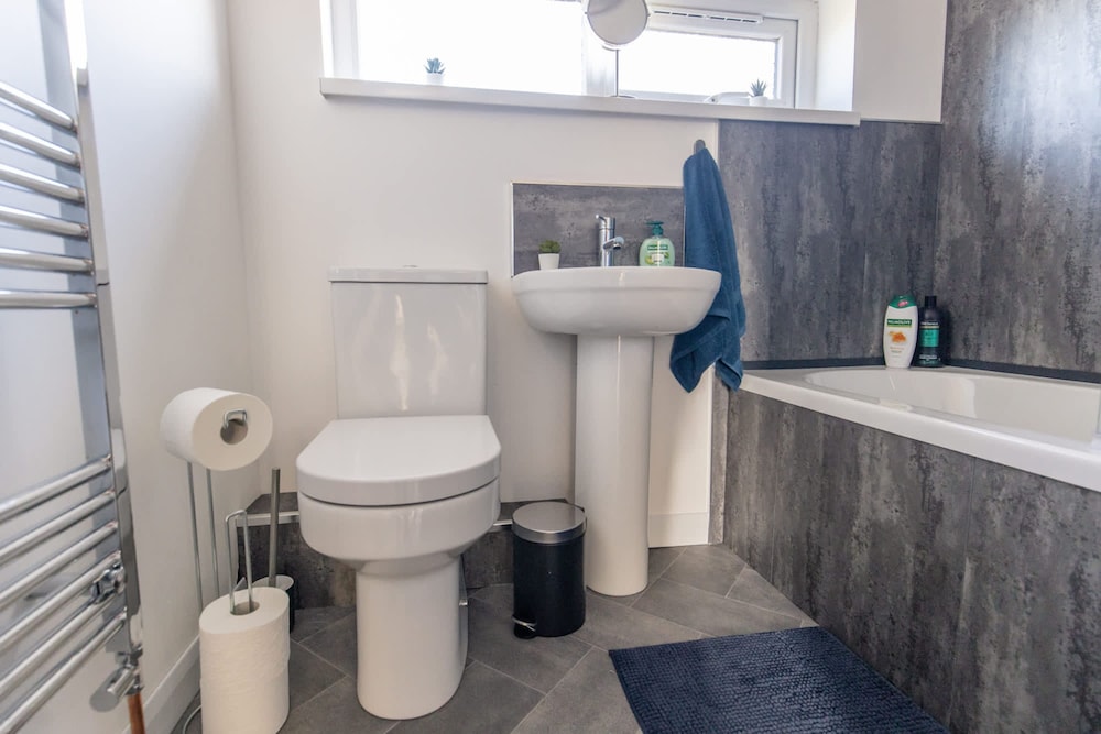 Modern 3 Bed House-free Parking