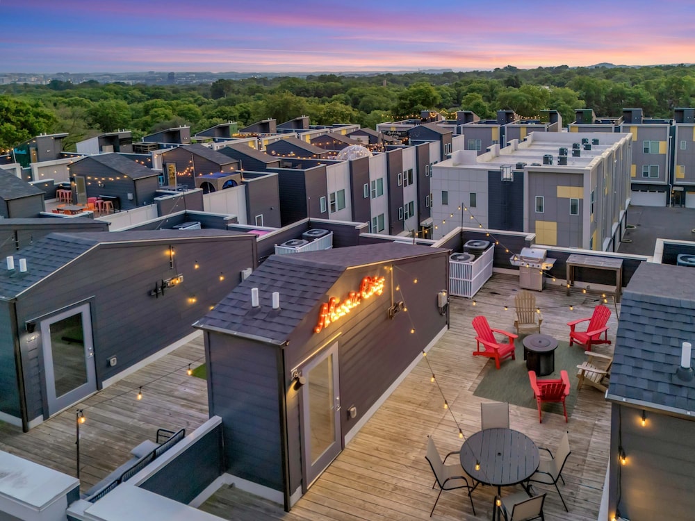 Rooftop Deck Grill Ping Pong Near Downtown Nashville
