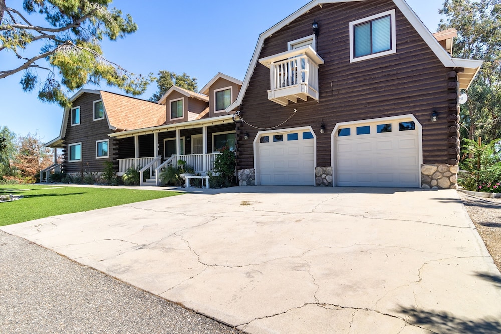 Chateau Syrah by Avantstay Picturesque Estate w Pool Hot Tub Pool Table Table Tennis New Pickleball Court Basketball Hoop