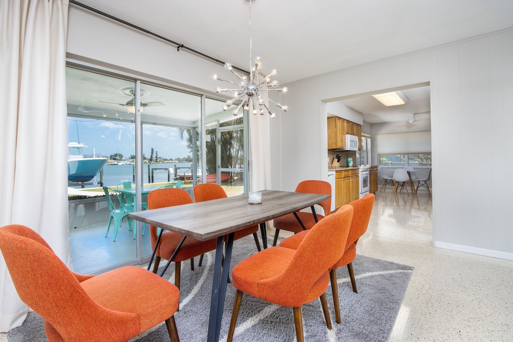 Salt Life - Weekly Vacation Rental 2 Bedroom Home by Redawning view 2