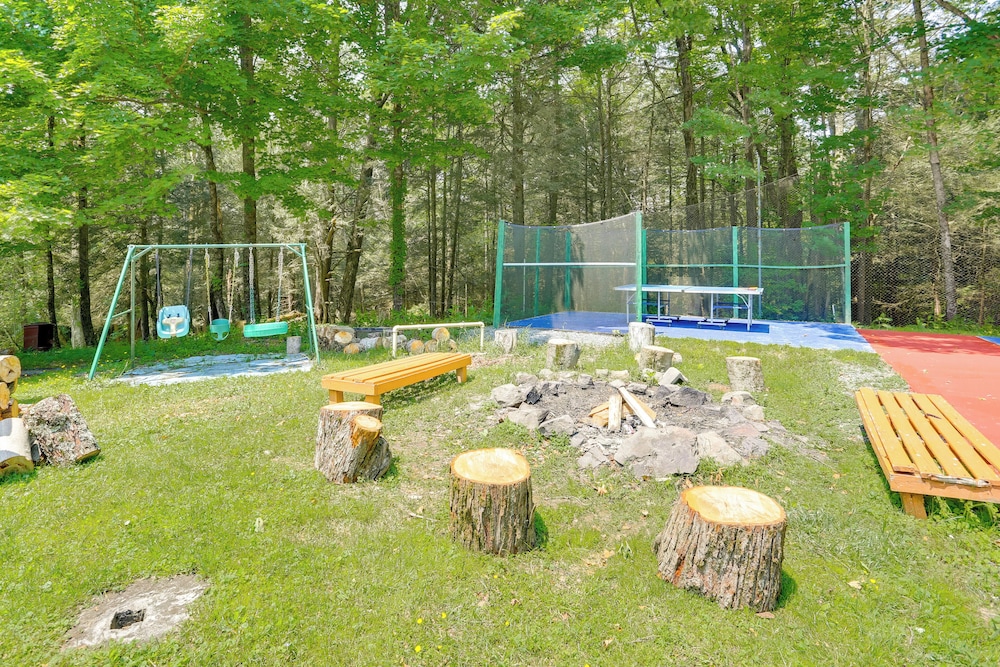 5 Mi to Swinging Bridge Reservoir: Cabin w/ Porch!