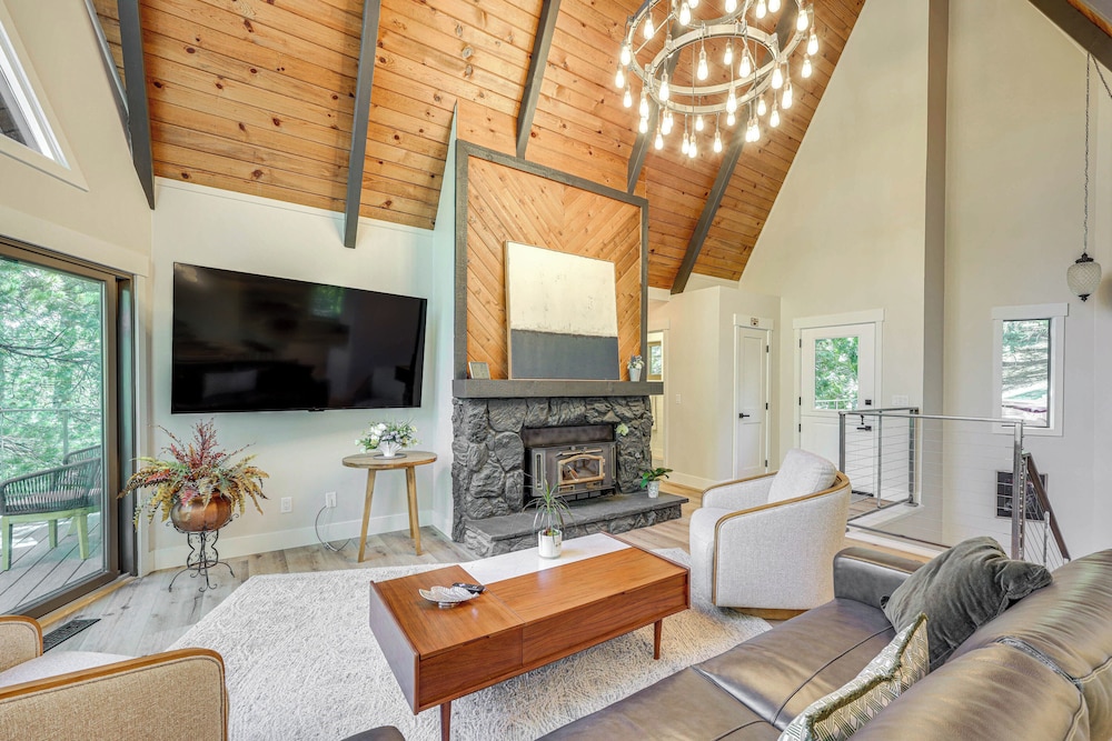 Stunning Forest Views: Luxury Lake Arrowhead Cabin