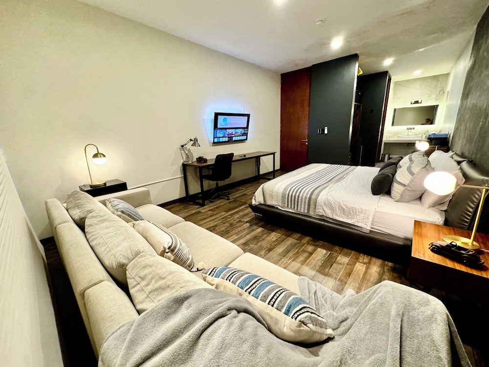 Luxurious 5-bedroom House With Air-conditioning & Private Rooftop in Juriquilla