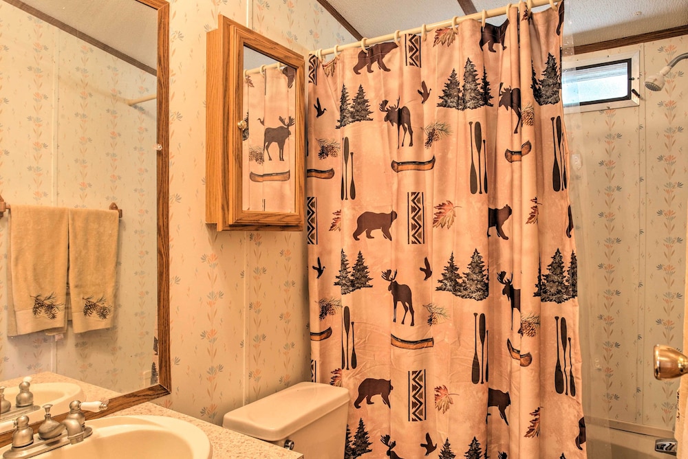 Cloudcroft Cabin w/ Deck: Near Skiing & Fishing!