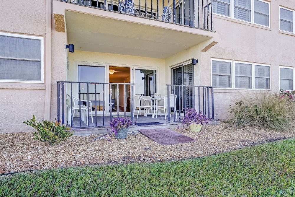 Atlantic Ocean View Condo, Easy Access to the Pool and Beach by RedAwning