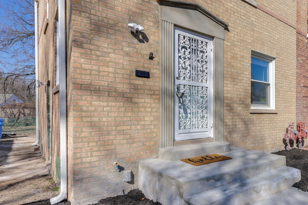 2 Mi to Calumet Park & Beach: Windy City Escape!