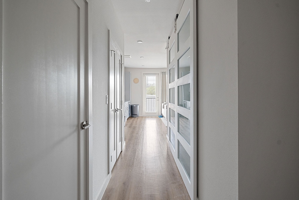 Sky-high Comfort 1BR Gym Pool Pet Friendly
