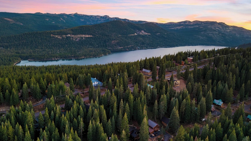 Cozy Escape w/ Hot Tub + Deck & Access to Tahoe Donner & Skiing Alpenglow Chalet by Avantstay