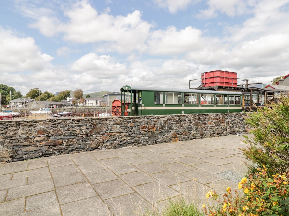 1 South Snowdon Wharf