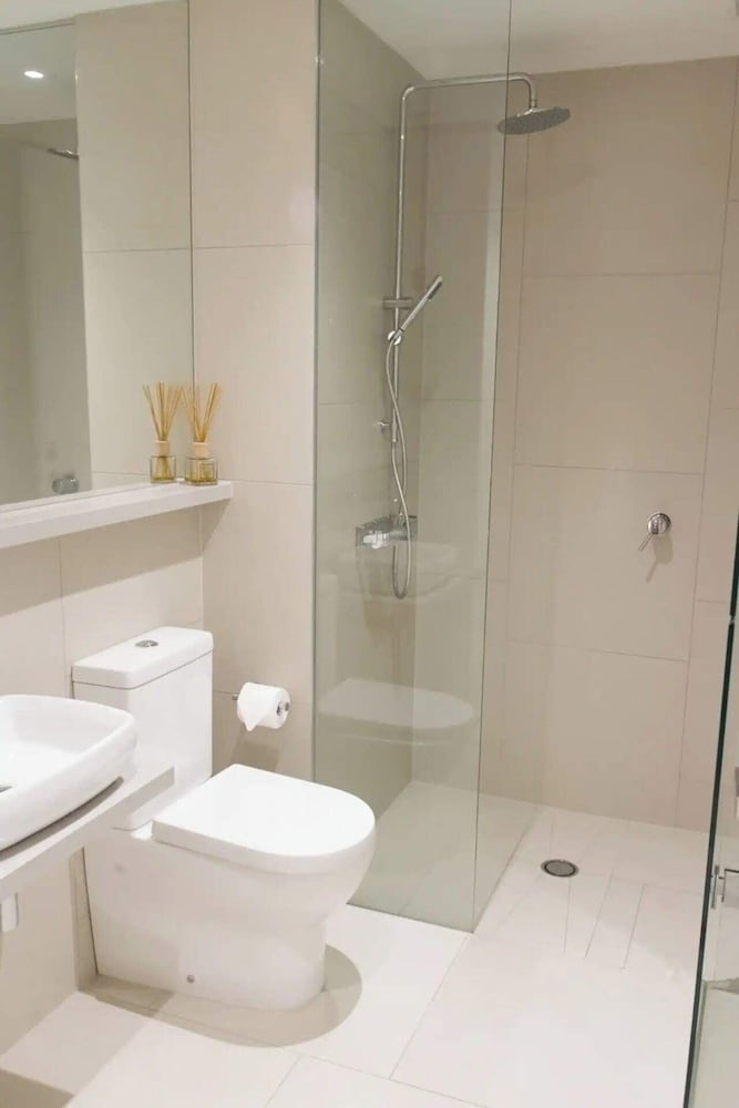 Modern + Spacious 2bd/2bath - Stunning City Views!
