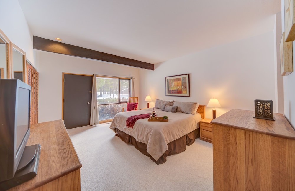 Meadow House #70 by Village Properties at Sunriver view 3