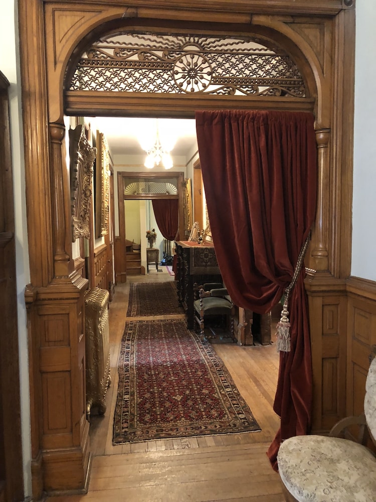 Vineyard Mansion & Carriage House Bed & Breakfast