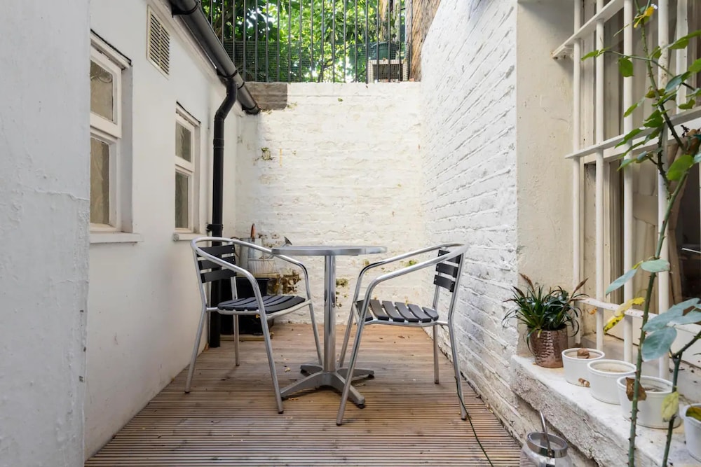 Bright and Modern 2 Bedroom Apartment in Earl's Court