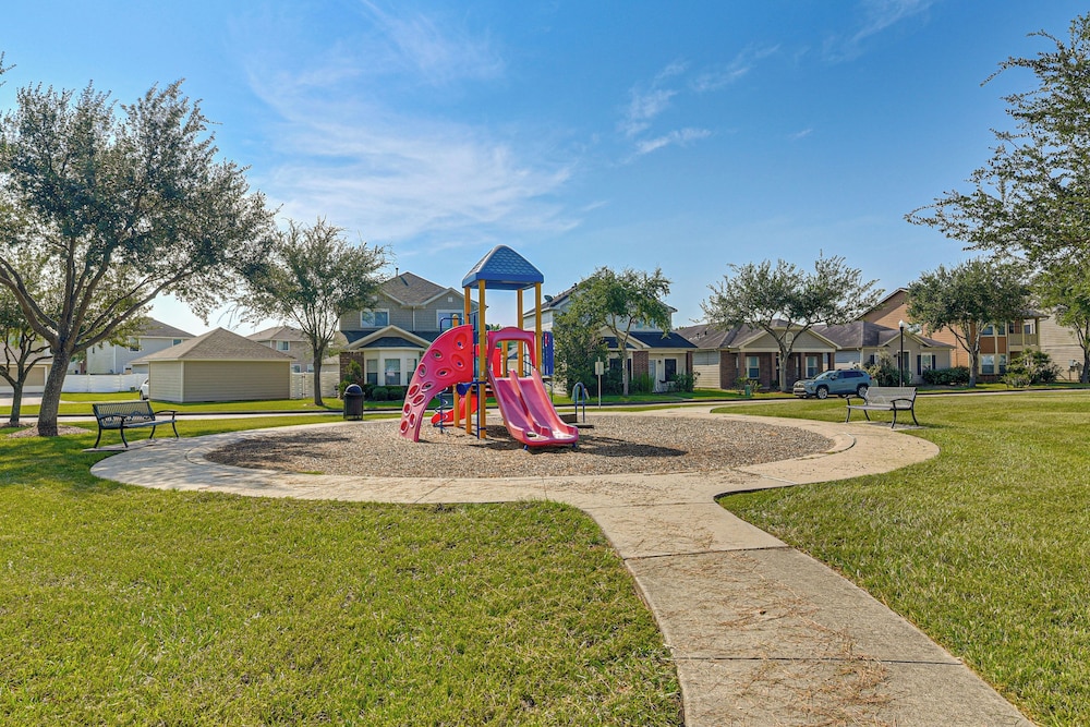 < 1 Block to Park: Family-friendly Houston Home!