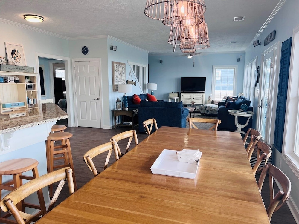 Sunny Times 4 Bedroom Home by RedAwning