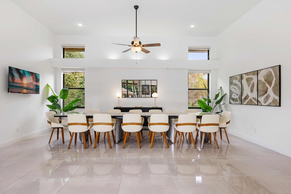 Grand 6BR Plantation Estate w/ Tennis & Pool