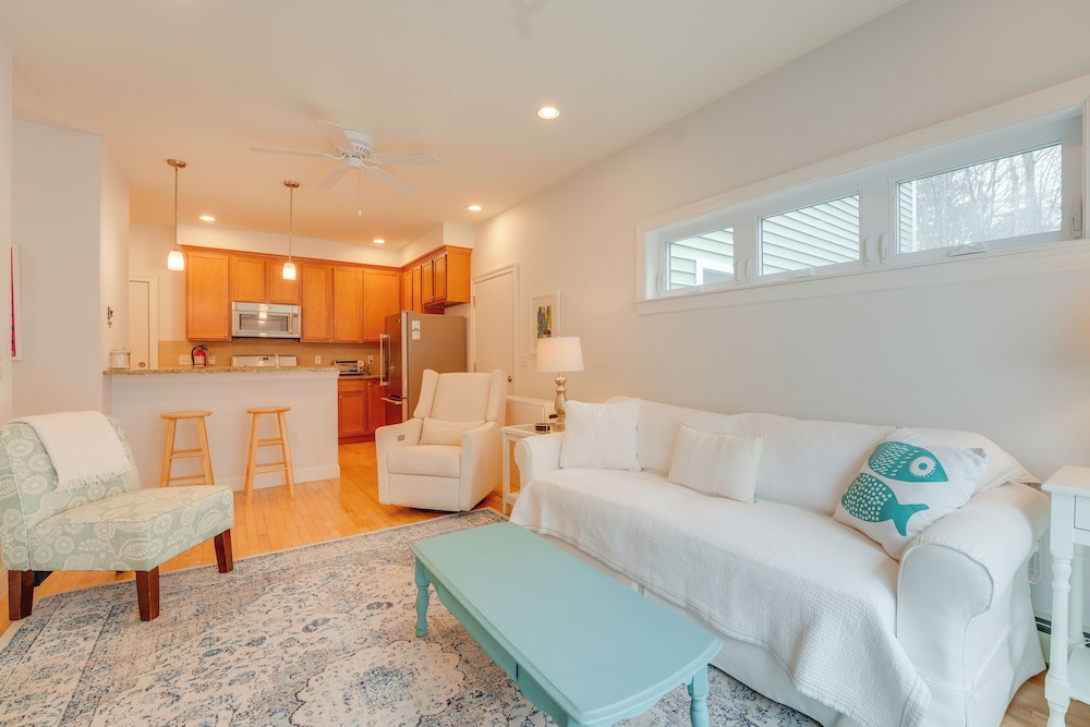 Near Portland trails: Walkable Apartment w/ Deck