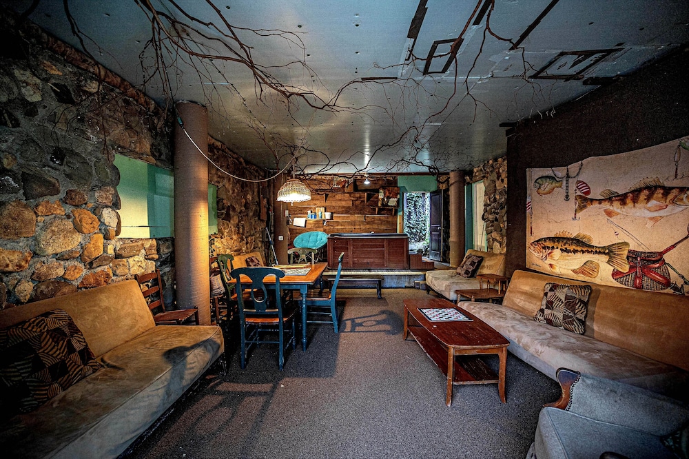 Bear Creek Lodge and Cabins in Helen Ga - Pet Friendly, River on Property, Walking Distance to downtown Helen