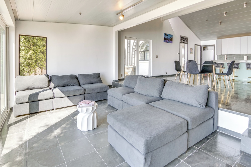 Pool, Spa & Ocean Views - Modern Home in Malibu!