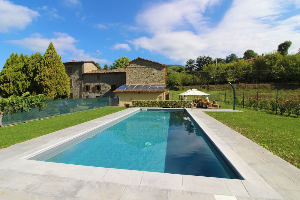 Stunning Private Villa for 4 Guests With Wifi, Private Pool, TV, Veranda, Pets Allowed and Parking