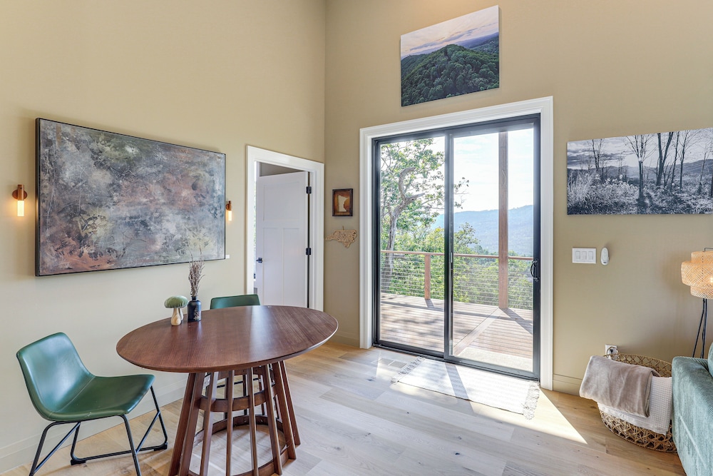 12 Mi to Asheville: Mtn-view Gem in Weaverville