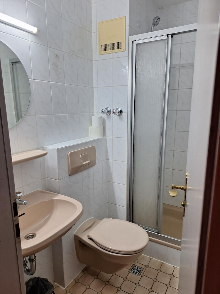 2-Rent Group Hostel Rooms AUB162