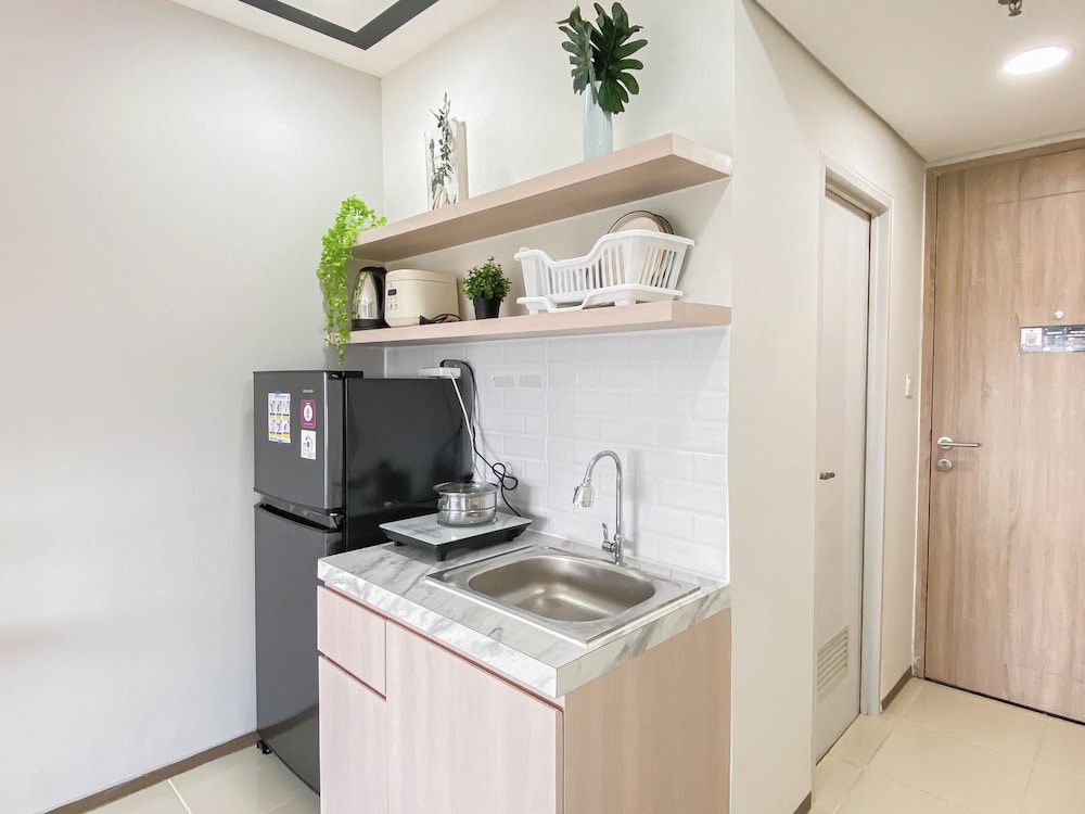 White Accent Studio At Apartment Meikarta Near Paramadina University