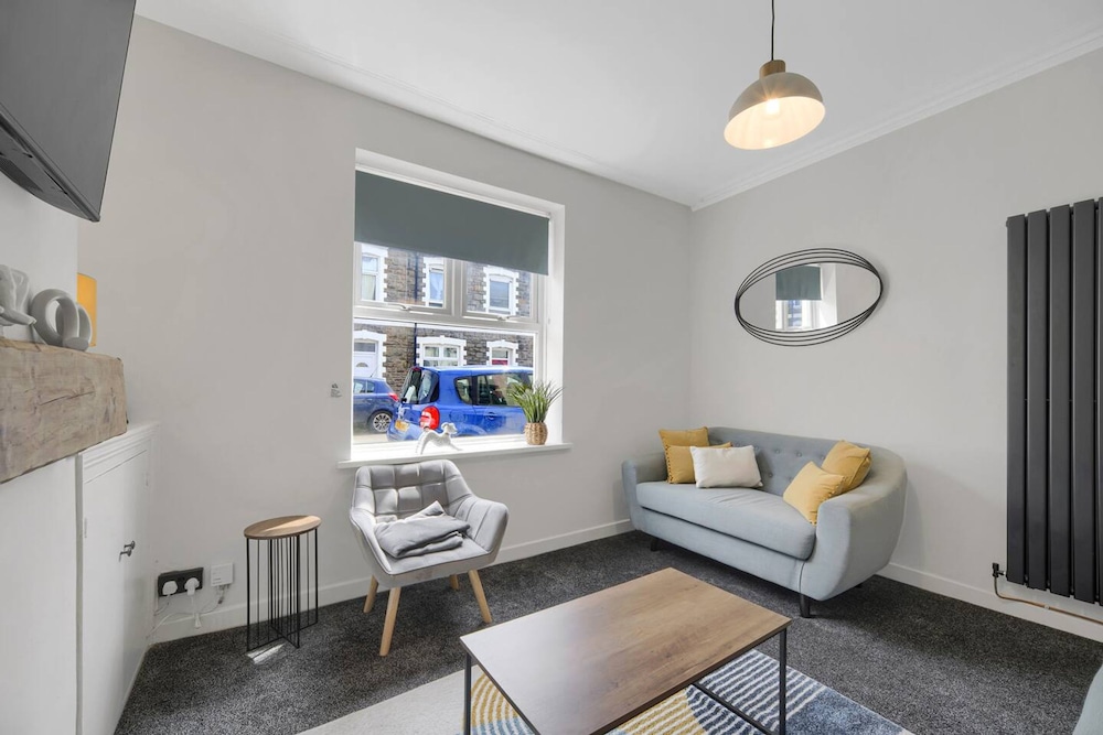 Central Chic - Huge Home - Free Wifi