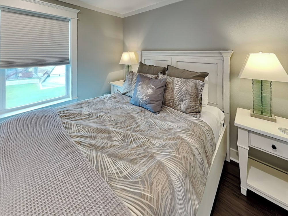 Rosé By The Bay by Ryson Vacation Rentals
