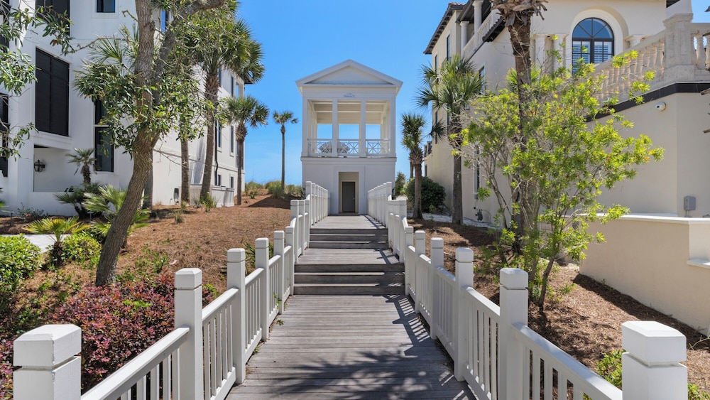 Lakefront Haven in Carillon Beach