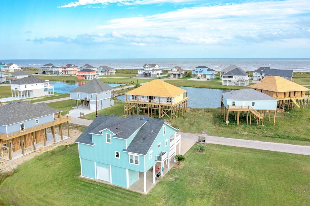 Out Of The Blue 5 Bedroom Home by RedAwning