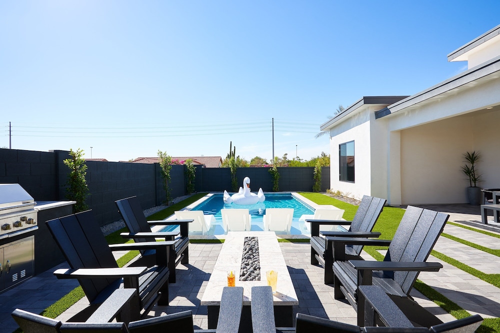 Luxe - Solstice Retreat - Heated Pools - 2 Homes