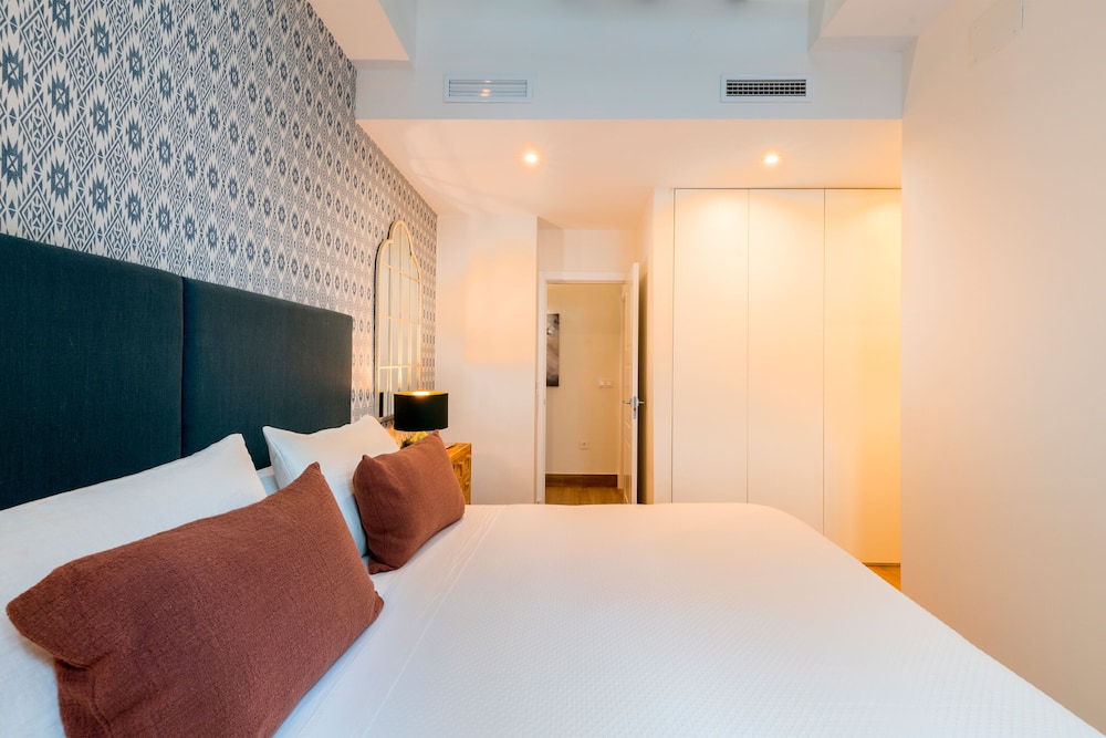 Magnificent 4 Bedroom Apartment in Cadiz Center San Antonio V