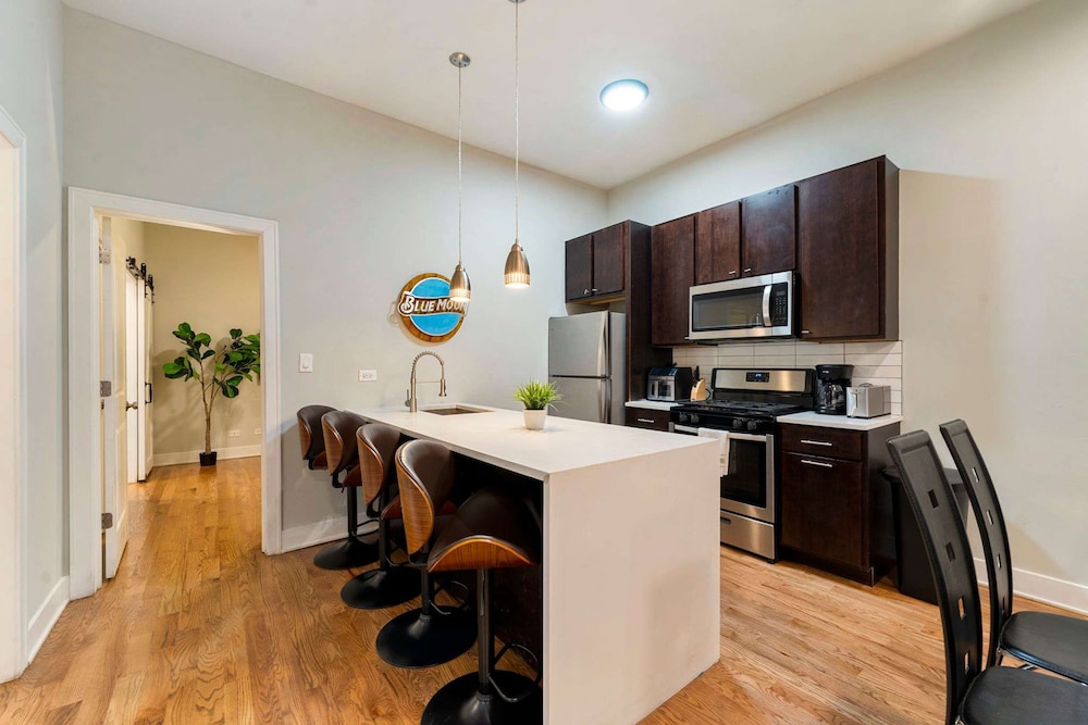 Spacious Pilsen 4 Bed 4 Bath Family Retreat