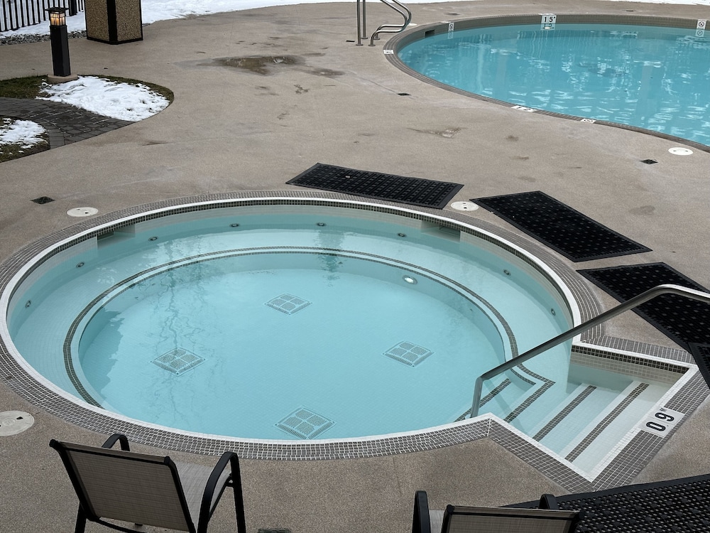 Mountain Retreat - Heated Pool & Hot-tub