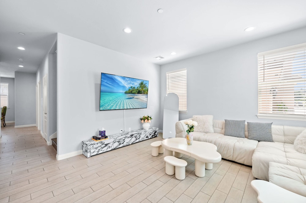 Modern Spacious Home Bright Family Group Friendly