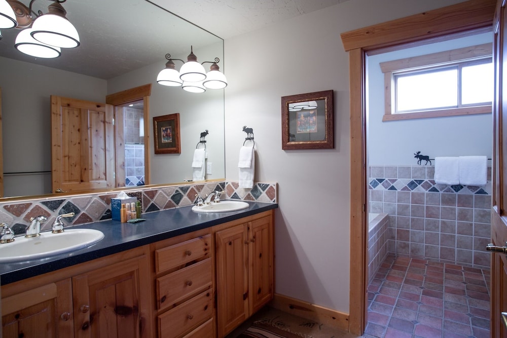 Bristlecone at Deer Valley Resort - Three Bedroom Condo with Loft and Hot Tub #504 3 Condo