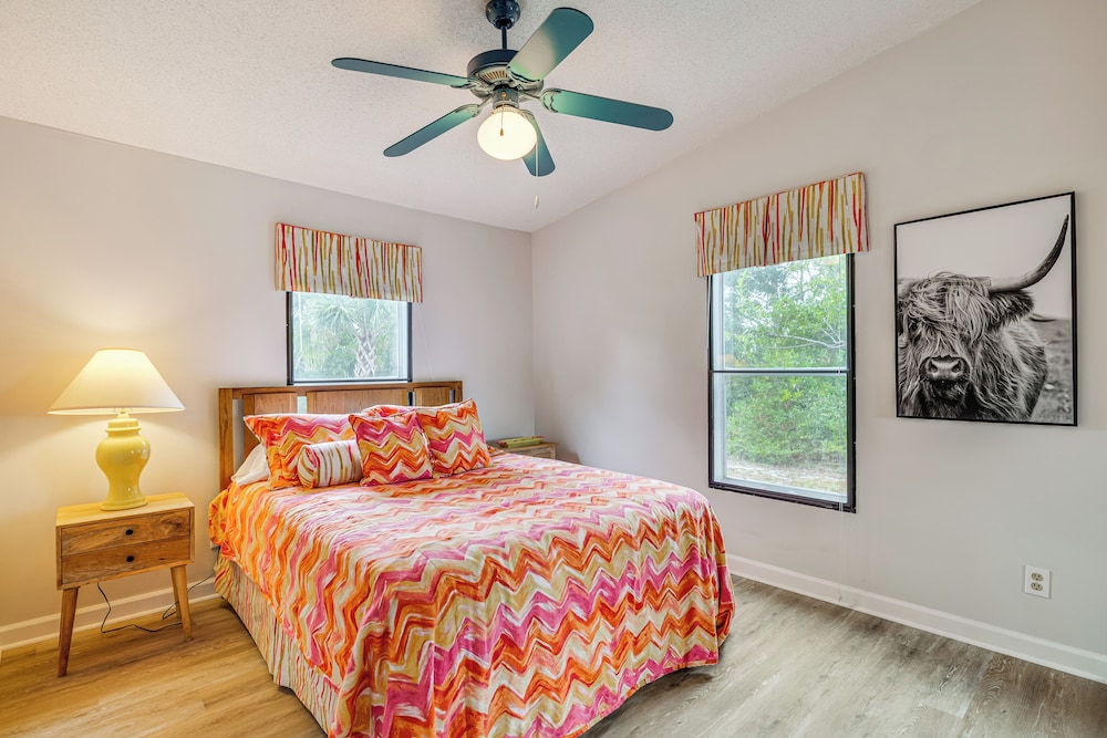 Harkers Island Getaway w/ Deck: Near Cape Lookout!