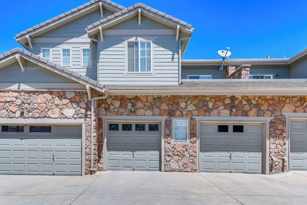 Seasonal Pool, Balcony: Quiet & Cozy Aurora Condo!