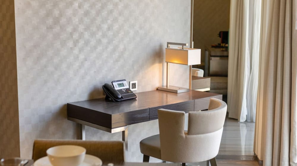 Elegant 3BR With Pool Near Wafi Mall Dubai Frame