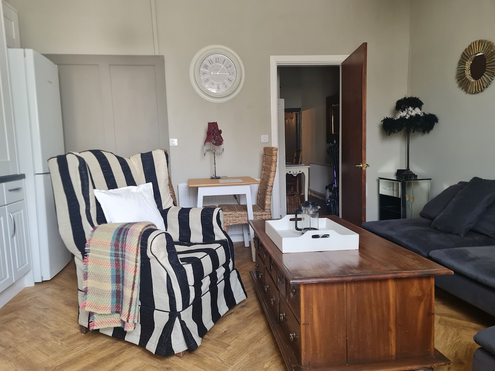 Beautifully Decorated 1-bed Apartment in Sale
