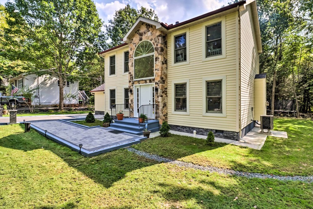 Game Room & Yard: Family Paradise in Pocono Summit view 3