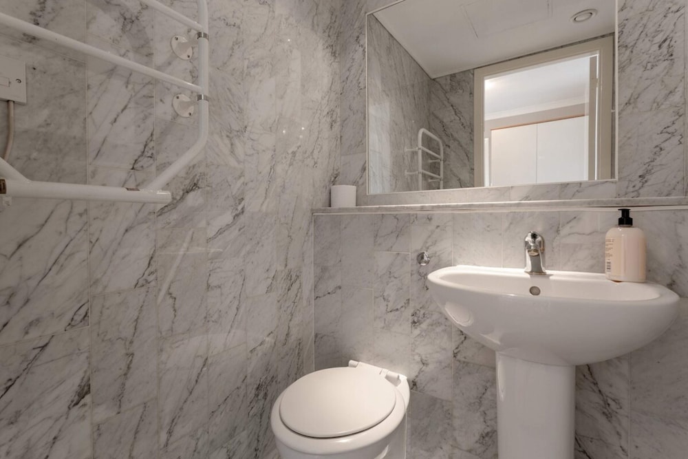 Bright, Modern One-bed With Stunning View of Thames