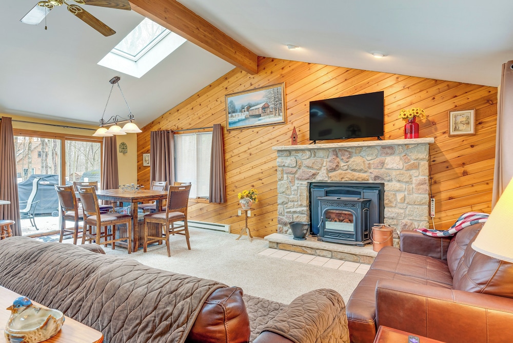 Lake Access & Game Room: Cabin in Pocono Mtns