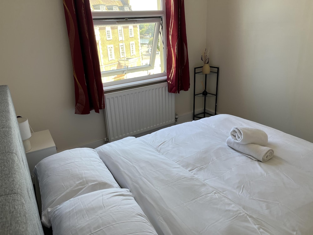 New Spacious 4 Bed Apartment in Kew Bridge view 3
