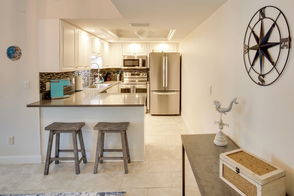8 Mi to Beach: Modern Condo in Fort Myers!