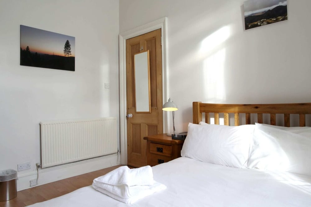 Central and Spacious 2 Bedroom Flat With Garden