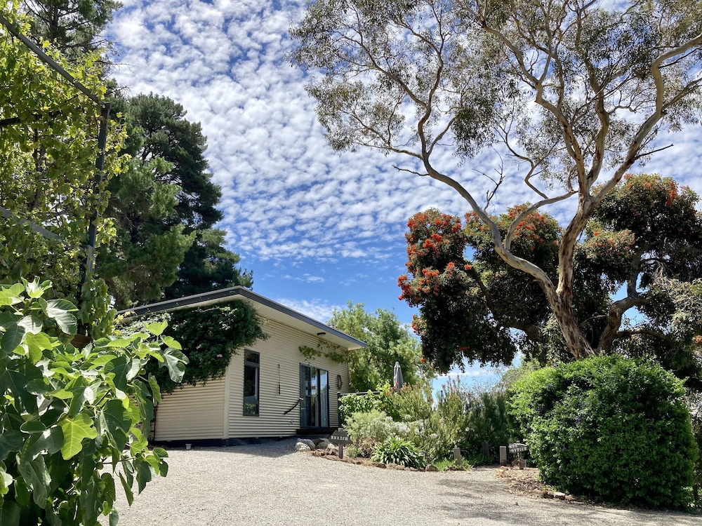 Karawatha Cottages B&B